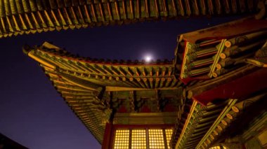 Gyeongbokgung Sarayı 'nda gece manzarası ve çatısı (kraliyet sarayı))