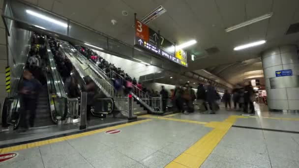 2017年1月22日 韩国首尔 人们在高峰时段忙于换乘地铁 时间间隔 — 图库视频影像