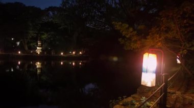 Kore Changgyeonggung, Chundangji, Gölet ve Orman 'ın gece vakti çekimleri..