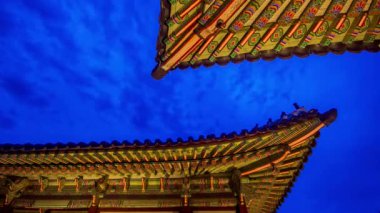 Gyeongbokgung Sarayı 'nda gece manzarası ve çatısı (kraliyet sarayı))