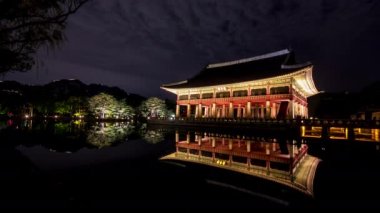 Güney Kore, Seul 'deki Gyeongbokgung Sarayı' ndaki Timelapse ve Gyeonghoeru Pavyonu gece görüşü. Gyeonghoeru Köşkü tabelasında.