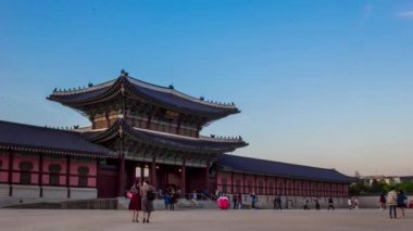 Gündüz vakti Heungryemun Kapısı 'nın Gyeongbok Sarayı' nın güney girişindeki görüntüsü. Kelime 