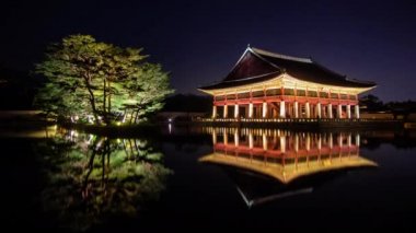 Güney Kore, Seul 'deki Gyeongbokgung Sarayı' ndaki Timelapse ve Gyeonghoeru Pavyonu gece görüşü. Gyeonghoeru Köşkü tabelasında.