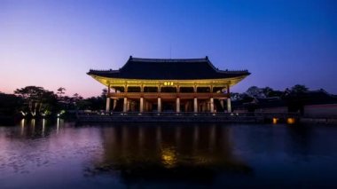 Güney Kore, Seul 'deki Gyeongbokgung Sarayı' ndaki Timelapse ve Gyeonghoeru Pavyonu gece görüşü. Gyeonghoeru Köşkü tabelasında.