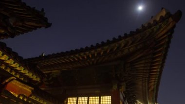 Gyeongbokgung Sarayı 'nda gece manzarası ve çatısı (kraliyet sarayı))