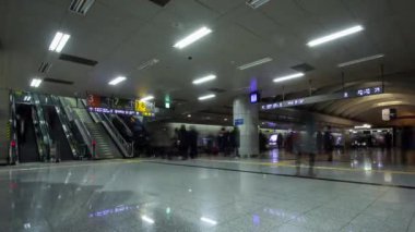 Seul, Güney Kore - 22 Ocak 2017: İnsanlar yoğun saatlerde metroya başka bir hat aktarmak için meşguller. Zaman ayarlı görüntüler.