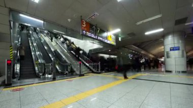 Seul, Güney Kore - 22 Ocak 2017: İnsanlar yoğun saatlerde metroya başka bir hat aktarmak için meşguller. Zaman ayarlı görüntüler.