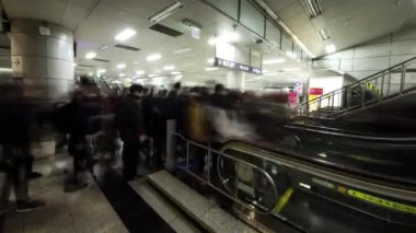 Seul, Güney Kore - 22 Ocak 2017: İnsanlar yoğun saatlerde metroya başka bir hat aktarmak için meşguller. Zaman ayarlı görüntüler.