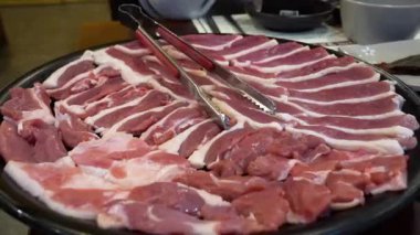 Çiğ ördek eti pişmeye hazır.