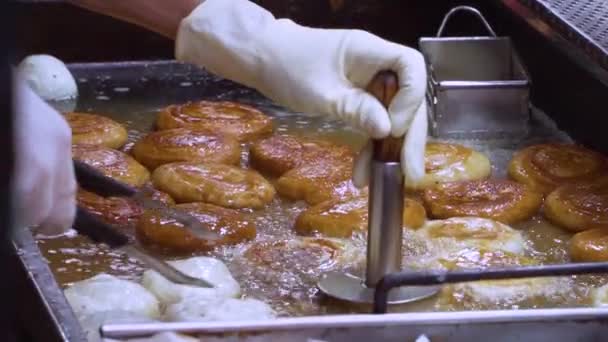 Koreansk Traditionell Mat Pannkaka Fylld Med Brunt Socker Som Kallas — Stockvideo