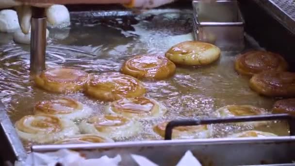Κορεάτικο Παραδοσιακό Φαγητό Τηγανίτα Γεμιστή Μαύρη Ζάχαρη Οποία Ονομάζεται Hotteok — Αρχείο Βίντεο