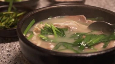 Geleneksel Kore yemeği, domuz eti ve pirinç çorbası, Dwaeji-gukbap olarak adlandırılır.