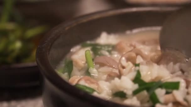 Κορεάτικο Παραδοσιακό Φαγητό Χοιρινό Και Ρύζι Σούπα Οποία Ονομάζεται Dwaeji — Αρχείο Βίντεο