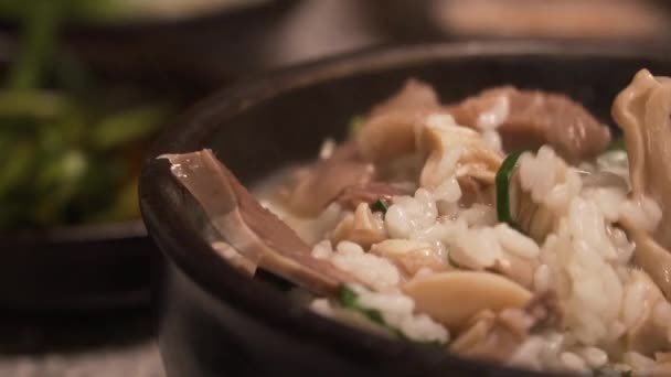 Traditionelles Koreanisches Essen Schweine Und Reissuppe Die Dwaeji Gukbap Genannt — Stockvideo