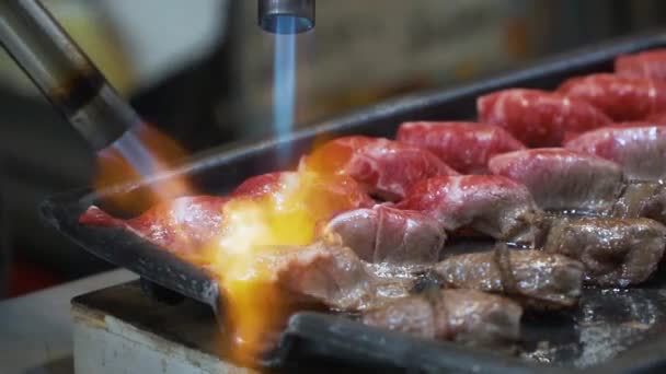 Cocinar Grill Rollo Sushi Ternera — Vídeo de stock