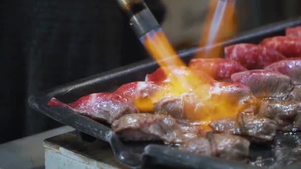 Cocinar Grill Rollo Sushi Ternera — Vídeo de stock