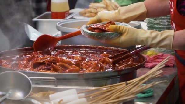 Tteokbokki Comida Callejera Coreana Más Popular Este Pastel Arroz Frito — Vídeos de Stock