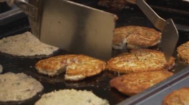 Geleneksel Kore gözlemesi, (karışık sebzeli))