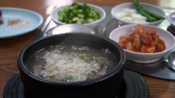 Someori Κεφάλι Αγελάδας Gukbab Είναι Korea Παραδοσιακό Γεύμα Σούπα Βοείου — Αρχείο Βίντεο