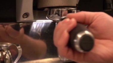 Barista iş başında. Cafe latte yapma süreci