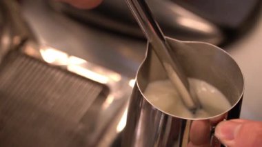 Barista iş başında. Cafe latte yapma süreci