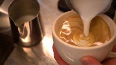 Barista iş başında. Cafe latte yapma süreci