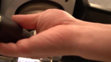 Barista iş başında. Cafe latte yapma süreci