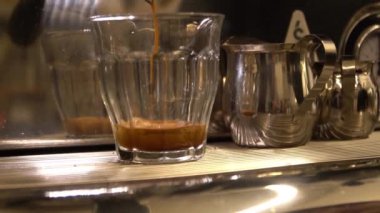 Barista iş başında. Cafe latte yapma süreci