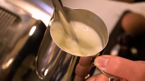 Barista Trabalho Processo Fazer Café Latte — Vídeo de Stock