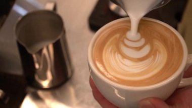 Barista iş başında. Cafe latte yapma süreci