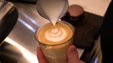 Barista iş başında. Cafe latte yapma süreci