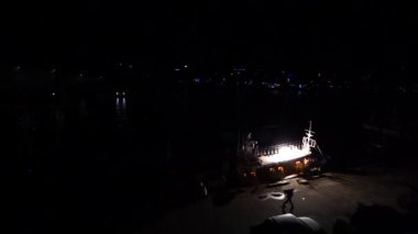 Bir mürekkep balığı teknesi gece boyunca Ulleungdo 'da balık tutmaya hazırlanır.