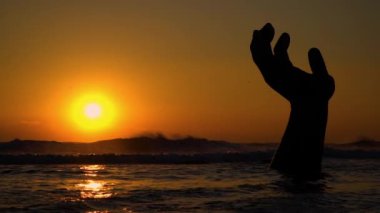 Gün doğumunda Güçlü Deniz Dalgası 'nın yavaş hareketi