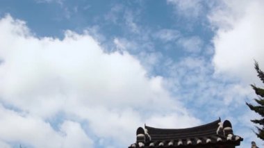 Güney Kore 'nin Gyeongju şehrinde UNESCO tarafından dünya tarihi mirası olarak listelenen ünlü bir köy vardır. 15. yüzyılda inşa edildiği tahmin edilen Yangdong köyünün manzarası.