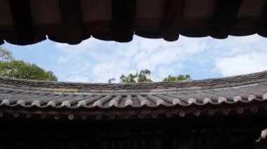 Güney Kore 'nin Gyeongju şehrinde UNESCO tarafından dünya tarihi mirası olarak listelenen ünlü bir köy vardır. 15. yüzyılda inşa edildiği tahmin edilen Yangdong köyünün manzarası.