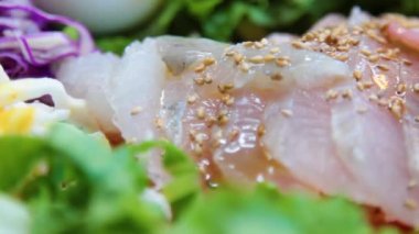 Taze sebzeli Kore usulü saşimi.