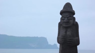 Taş Büyükbaba (dol hareubang) ve güzel deniz manzarası - Jeju Adası, Güney Kore.