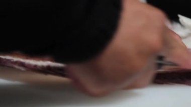 Balık Pazarı 'nda balık doğrayan deneyimli balıkçı. Jeju Adası' nda saşimi pişirmek için.