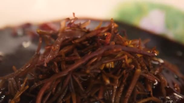 Nudle v čínském stylu se zeleninou a mořskými plody, jajang, korejské jídlo