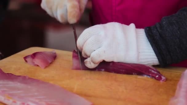 Zkušený Rybář Krájení Ryb Rybím Trhu Vařit Sashimi Jeju Island — Stock video