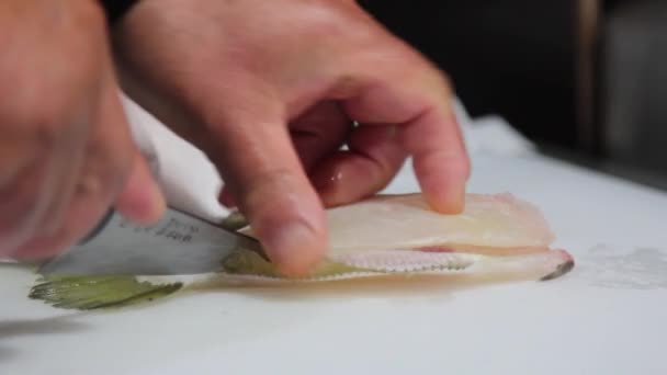 Zkušený Rybář Krájení Ryb Rybím Trhu Vařit Sashimi Jeju Island — Stock video