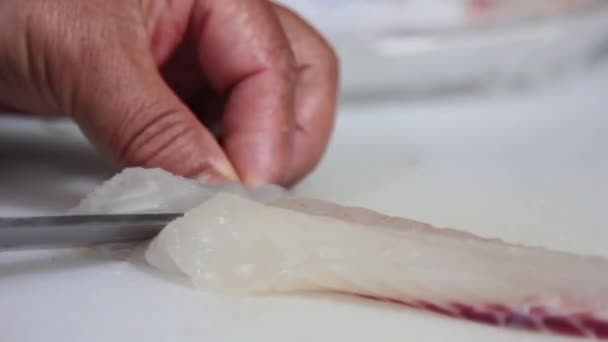 Έμπειρος Ψαράς Κόβει Ψάρια Στην Ψαραγορά Για Μαγειρέψουν Σασίμι Jeju — Αρχείο Βίντεο