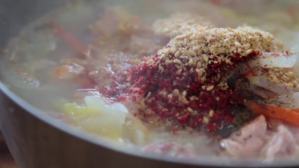 唐辛子のペーストと魚のスープとホット韓国のみじん切り麺 — ストック動画