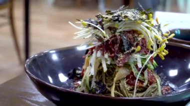 Memil Makguksu, Kore 'nin geleneksel soğuk eriştesi. Yemekten önce, hepsini karıştır. Bongpyeong, Güney Kore