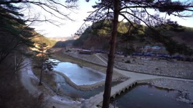 Seungbu İstasyonu (Yeongdong Hattı, Seungbu-ri, Seokpo-myeon, Bonghwa-gun, Gyeongsangbuk-do) dağdan