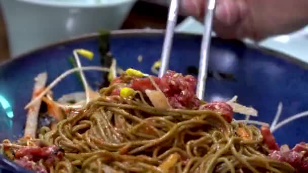 Memil Makguksu Traditionelle Kalte Nudel Aus Korea Vor Dem Essen — Stockvideo