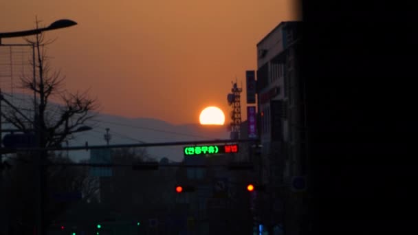Puesta Sol Ciudad Gangreung Corea Del Sur Con Señal Tráfico — Vídeos de Stock