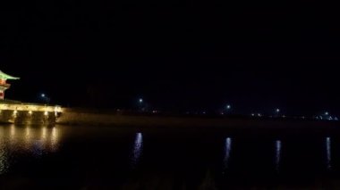 Gyeongju, Güney Kore 'de gece vakti Woljeonggyo Köprüsü.