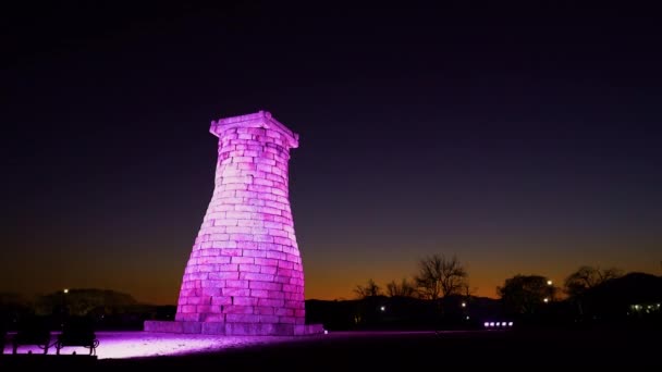 Cheomseongdae Que Cambia Color Dependiendo Iluminación Noche — Vídeo de stock