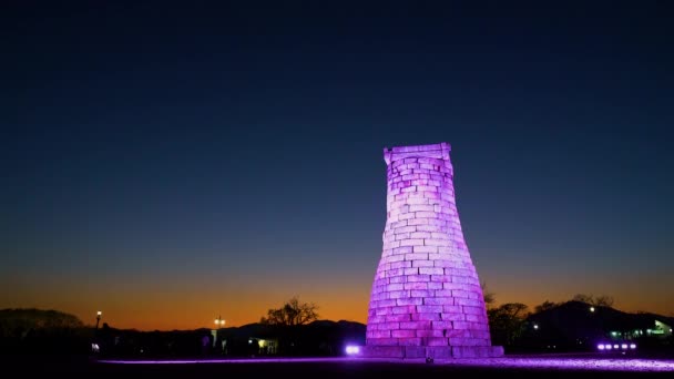 Cheomseongdae Que Cambia Color Dependiendo Iluminación Noche — Vídeos de Stock